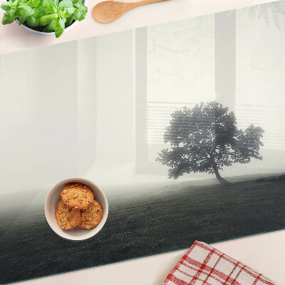 Tabla de cortar Un árbol en un paisaje brumoso