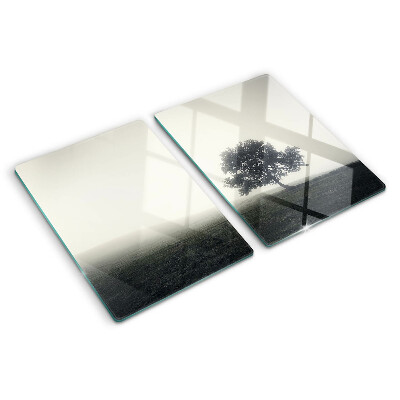 Tabla de cortar Un árbol en un paisaje brumoso