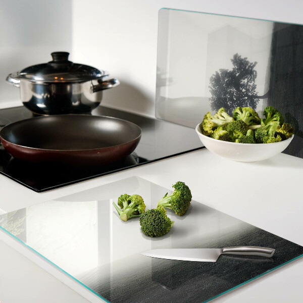 Tabla de cortar Un árbol en un paisaje brumoso