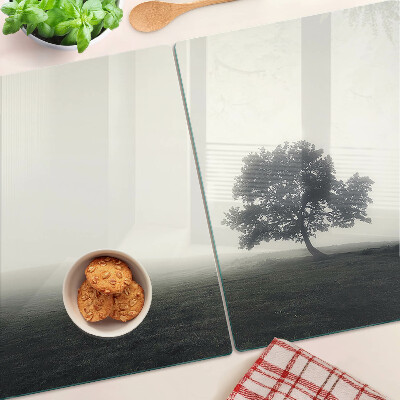 Tabla de cortar Un árbol en un paisaje brumoso