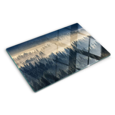 Tabla para cortar paisaje de bosque brumoso