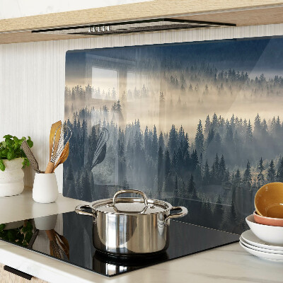 Tabla para cortar paisaje de bosque brumoso