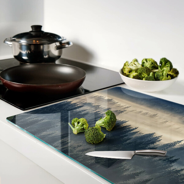 Tabla para cortar paisaje de bosque brumoso