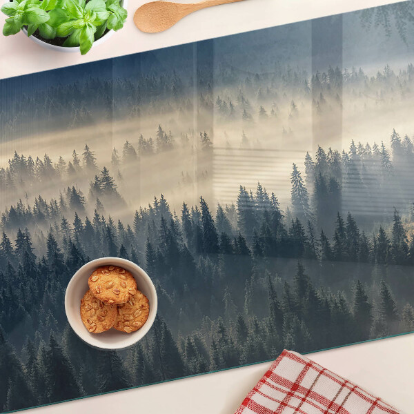 Tabla para cortar paisaje de bosque brumoso