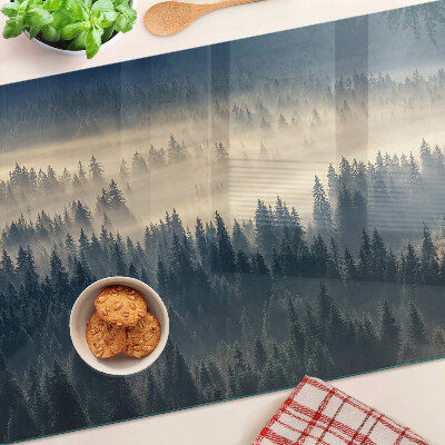 Tabla para cortar paisaje de bosque brumoso