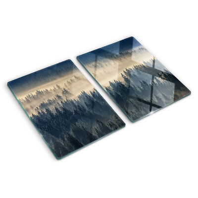 Tabla para cortar paisaje de bosque brumoso