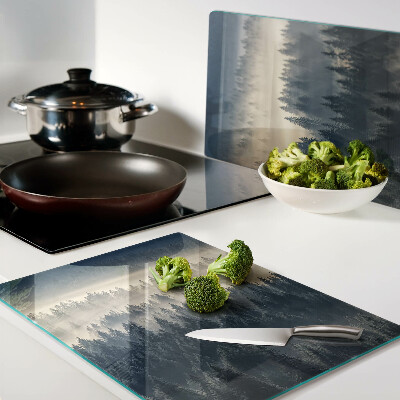 Tabla para cortar paisaje de bosque brumoso