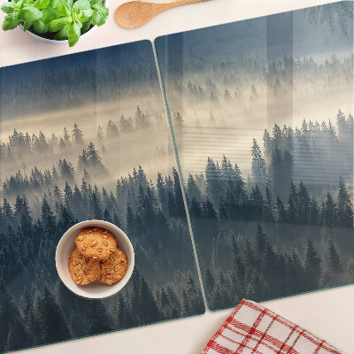 Tabla para cortar paisaje de bosque brumoso