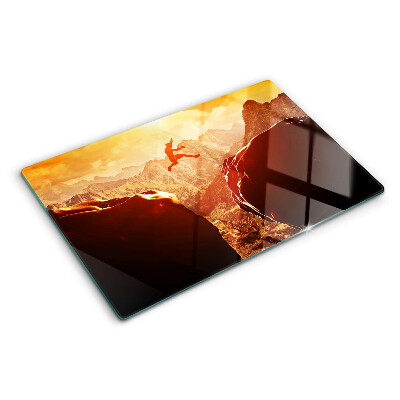 Tabla de cocina Saltando en las montañas al atardecer