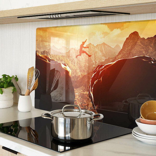 Tabla de cocina Saltando en las montañas al atardecer