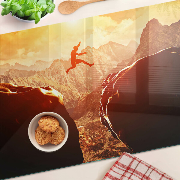 Szklana deska kuchenna Skok w górach przy zachodzie słońca