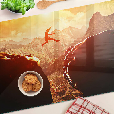 Tabla de cocina Saltando en las montañas al atardecer