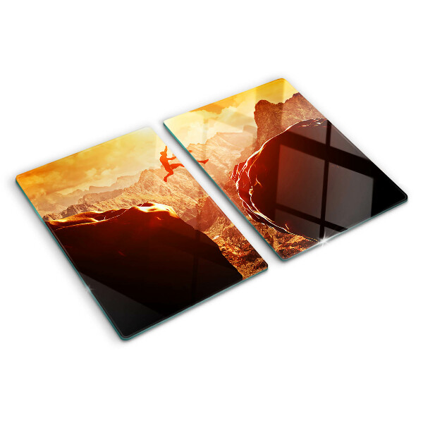 Tabla de cocina Saltando en las montañas al atardecer