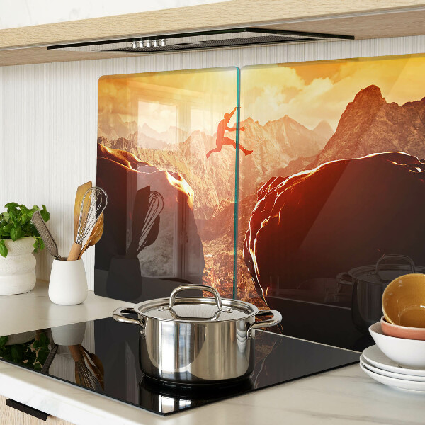 Tabla de cocina Saltando en las montañas al atardecer