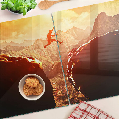 Tabla de cocina Saltando en las montañas al atardecer