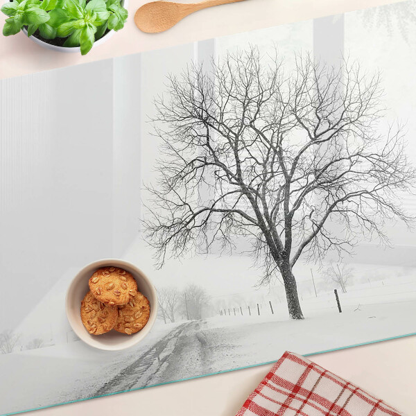 Tabla de cortar de cristal Paisaje invernal vacío con un árbol.