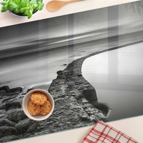 Tabla para cortar Un paisaje costero en tonos grises