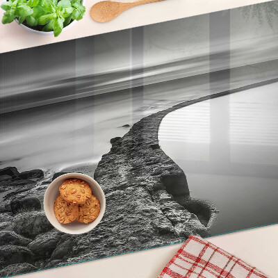 Tabla para cortar Un paisaje costero en tonos grises