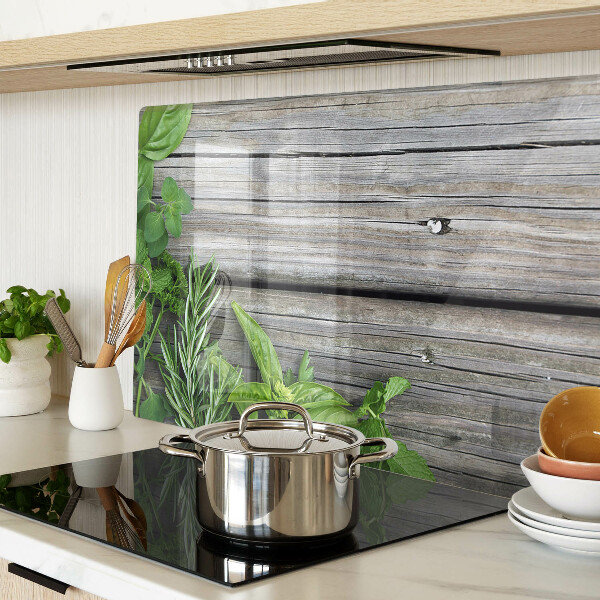 Tabla de cocina Hierbas verdes sobre un fondo de madera.