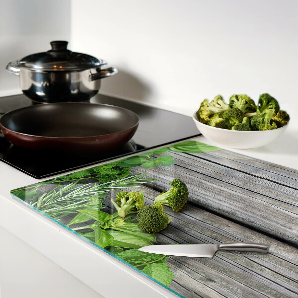 Tabla de cocina Hierbas verdes sobre un fondo de madera.