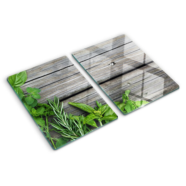 Tabla de cocina Hierbas verdes sobre un fondo de madera.