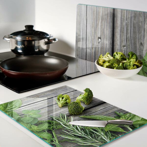 Tabla de cocina Hierbas verdes sobre un fondo de madera.