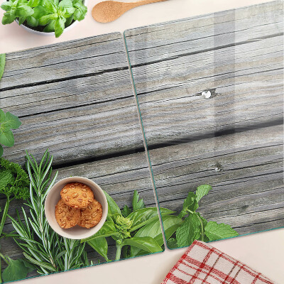 Tabla de cocina Hierbas verdes sobre un fondo de madera.