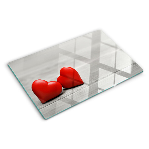 Tabla para cortar Corazones rojos sobre un fondo de madera