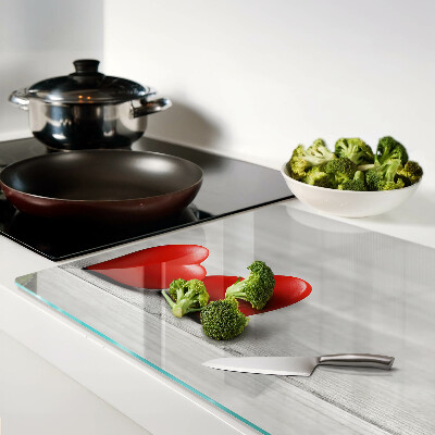 Tabla para cortar Corazones rojos sobre un fondo de madera