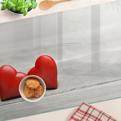 Tabla para cortar Corazones rojos sobre un fondo de madera