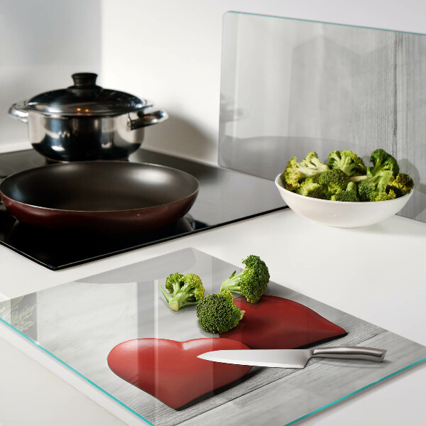 Tabla para cortar Corazones rojos sobre un fondo de madera