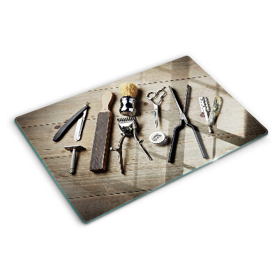 Tabla de cortar Herramientas de peluquería sobre un fondo de madera.