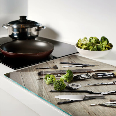 Tabla de cortar Herramientas de peluquería sobre un fondo de madera.