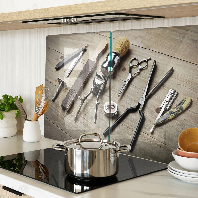 Tabla de cortar Herramientas de peluquería sobre un fondo de madera.