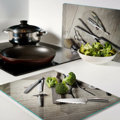 Tabla de cortar Herramientas de peluquería sobre un fondo de madera.