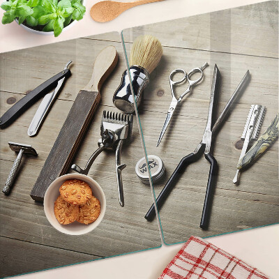 Tabla de cortar Herramientas de peluquería sobre un fondo de madera.