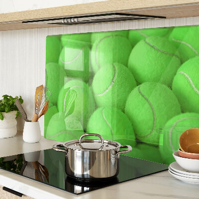 Tabla de cortar Pelotas de tenis sobre un fondo verde