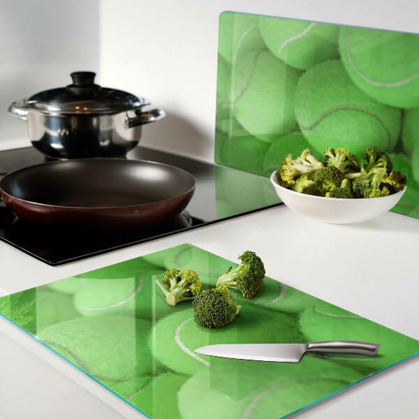 Tabla de cortar Pelotas de tenis sobre un fondo verde