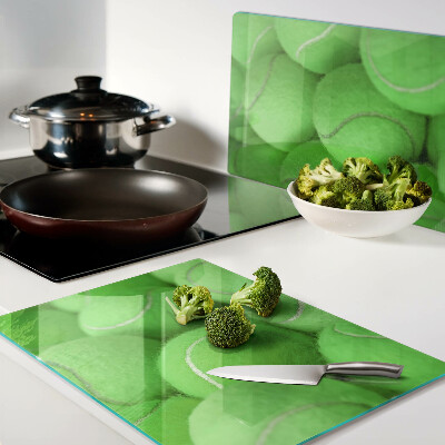 Tabla de cortar Pelotas de tenis sobre un fondo verde