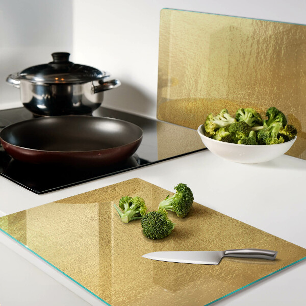 Tabla de cocina Superficie dorada con reflejos.