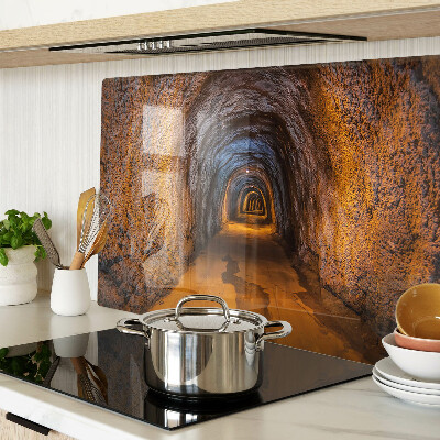 Tabla de cortar Un túnel en una cueva con iluminación.