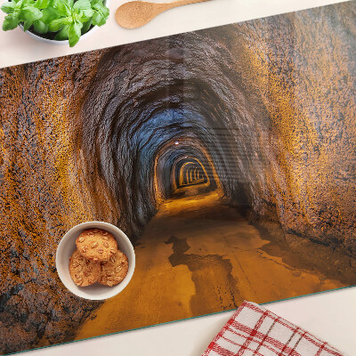 Tabla de cortar Un túnel en una cueva con iluminación.