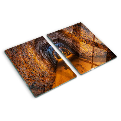 Tabla de cortar Un túnel en una cueva con iluminación.