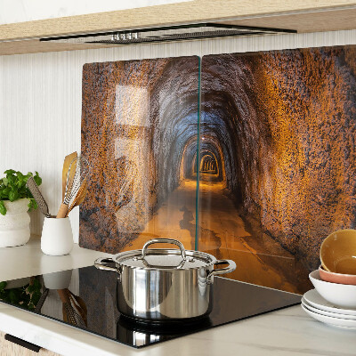 Tabla de cortar Un túnel en una cueva con iluminación.