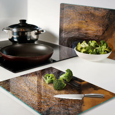 Tabla de cortar Un túnel en una cueva con iluminación.