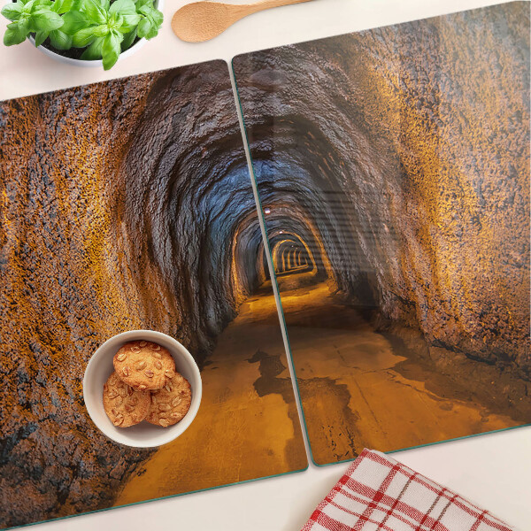 Tabla de cortar Un túnel en una cueva con iluminación.