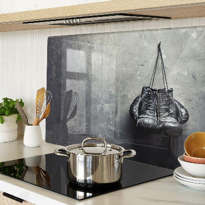 Tabla para cortar Un sillón en un interior minimalista.