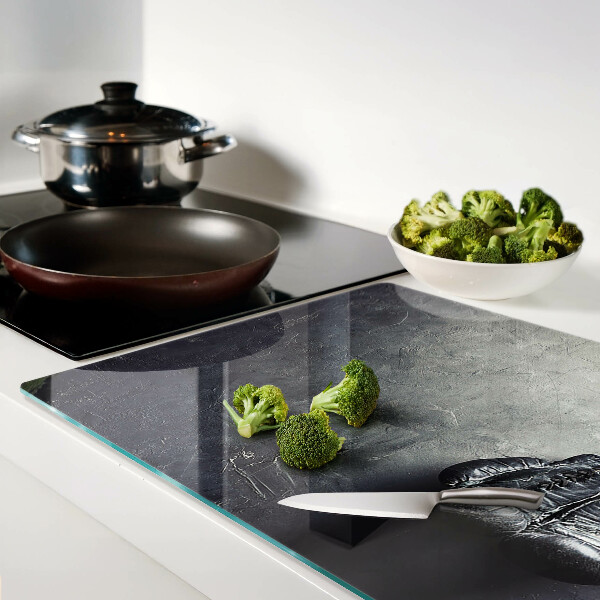 Tabla para cortar Un sillón en un interior minimalista.