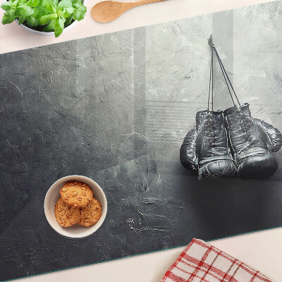 Tabla para cortar Un sillón en un interior minimalista.