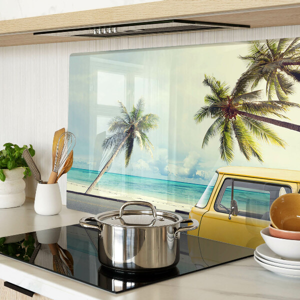 Tabla para cortar Playa con palmeras y un coche.